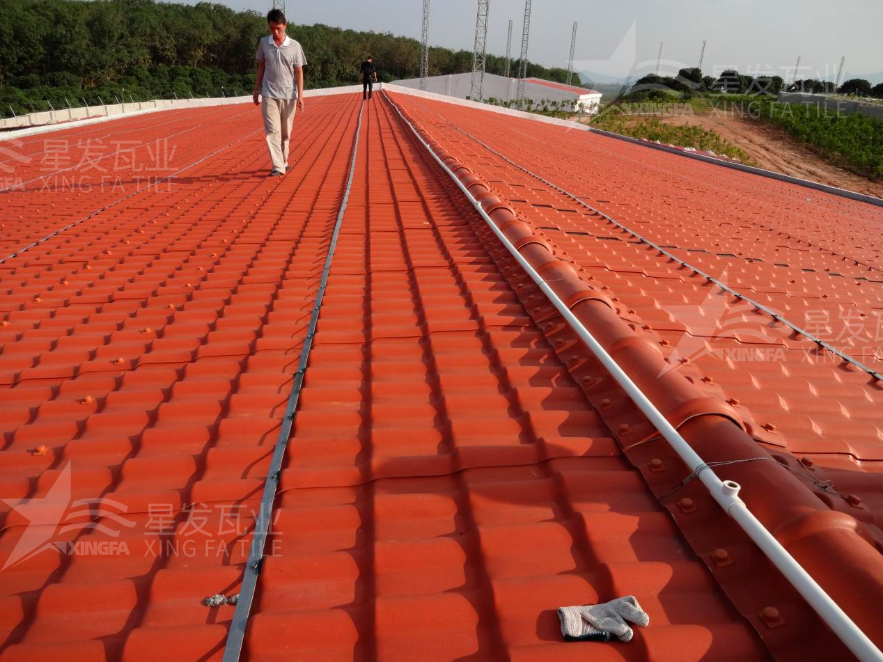 老舊房屋改造，準(zhǔn)備安裝樹脂瓦時，發(fā)現(xiàn)漏水，到底怎么解決呢？