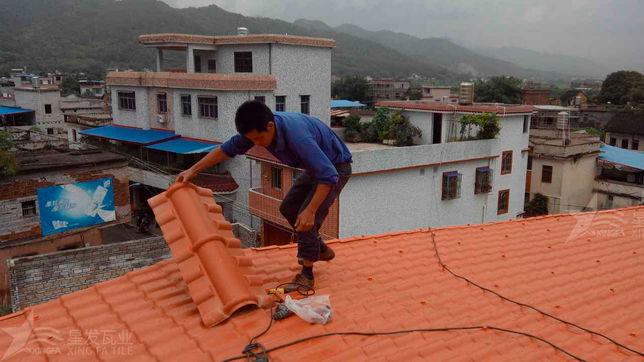 合成樹脂瓦與鐵皮瓦在性能和優(yōu)點(diǎn)上的區(qū)別和差異？